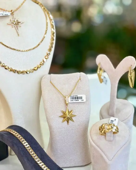 14K Sarı Altın Takı Vitrini Yıldız Kolye