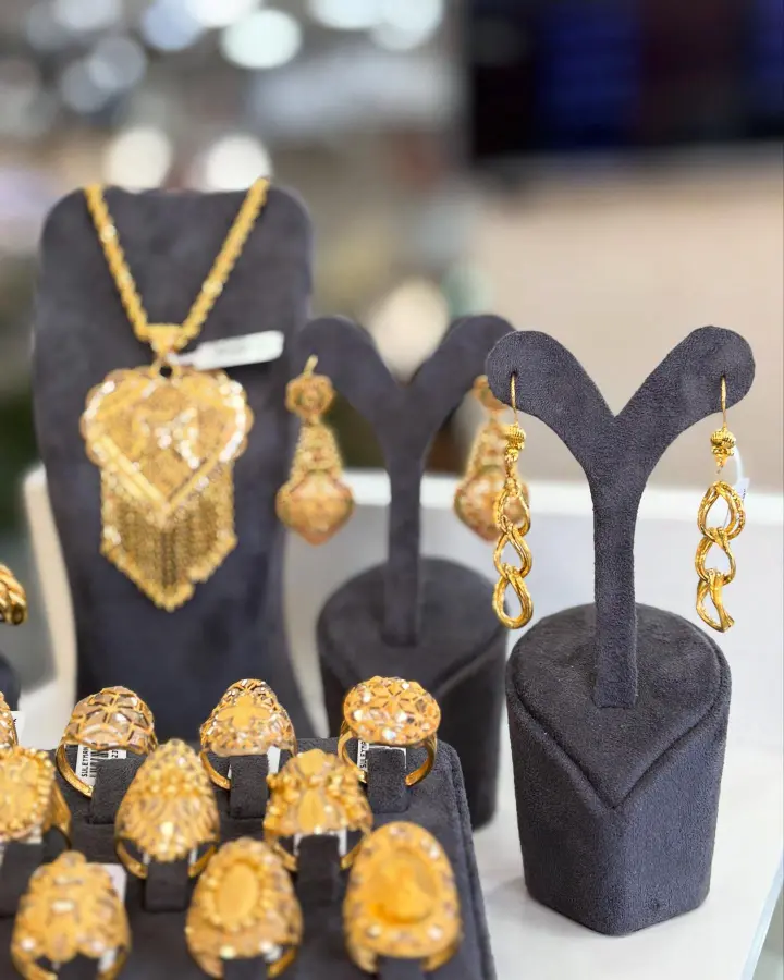 Altın Takı Kolye Küpe Yüzük Vitrini