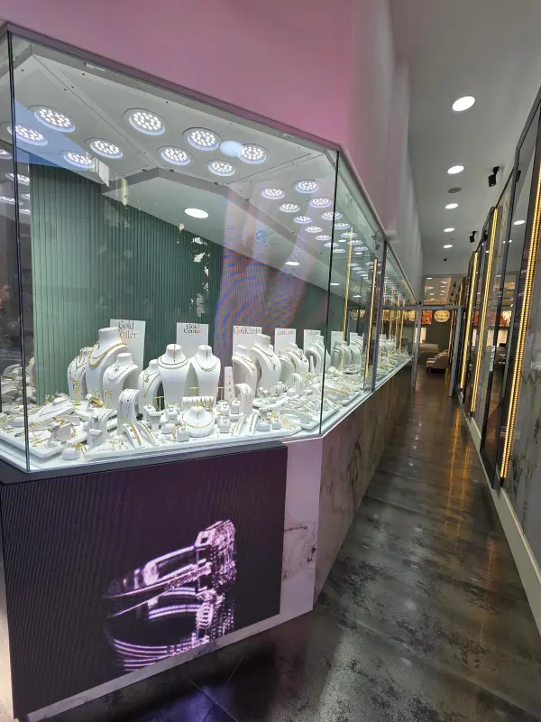 GC Gold Center Karşıyaka Mağaza Vitrini - Altın Takı Displayi